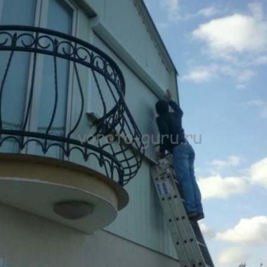 Монтаж защитных роллет на окна дома в Алуште 01