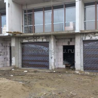 Секционные ворота. Паркинг в строящейся гостинице в Никите 11