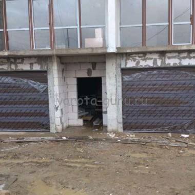 Секционные ворота. Паркинг в строящейся гостинице в Никите 13
